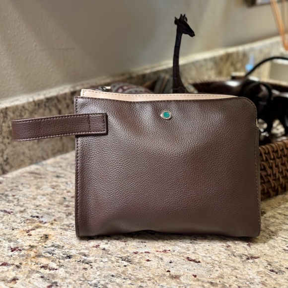 BVLGARI | Emirates First Class Toiletry Pouch for Men - Picture 2 of 7